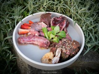 🌱🐶 Chceš, aby tvoj pes žil dlhšie a šťastnejšie? Začni miskou! Nie tou z porcelánu, ale tým, čo do nej dávaš. 🥩🥕🥚 Na blog...